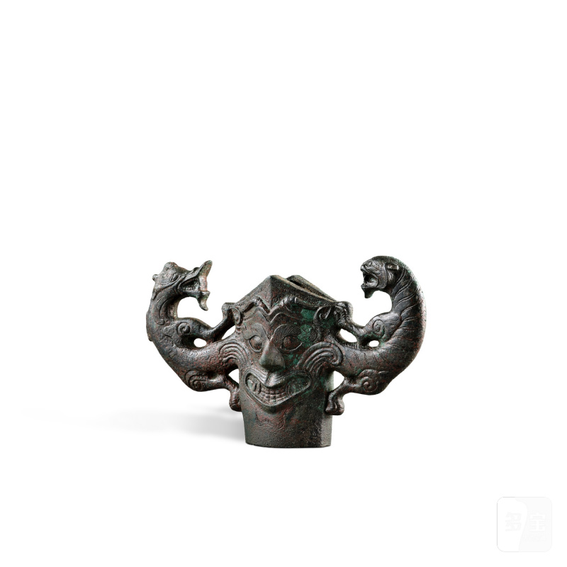 A rare archaic bronze 'dragon and tiger' spear guard, Han dynasty | 漢 青銅龍虎紋鎩格 - 图2
